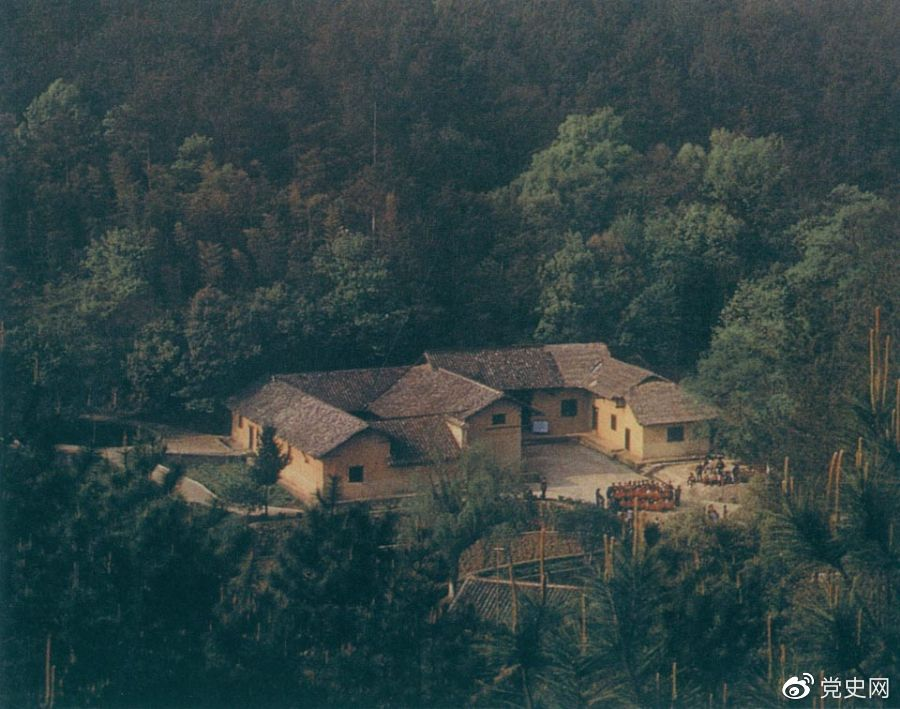 毛澤東故居&mdash;&mdash;湖南省湘潭縣韶山?jīng)_上屋場(chǎng)。1893年12月26日，毛澤東在這里誕生。