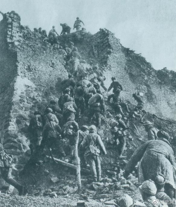 1948年12月，人民解放軍向新保安守?cái)嘲l(fā)起攻擊。這是解放軍戰(zhàn)士登上新保安城頭。 